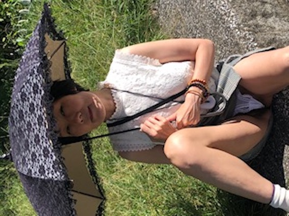 River walk in short skirt – and more! ミニスカートで川沿いを散歩、そしてもっと！