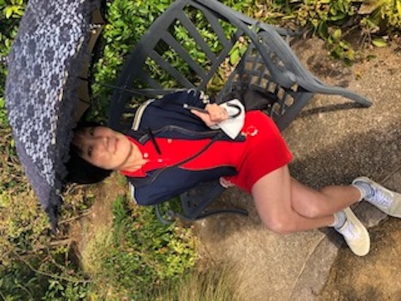 Normal red dress fashion and lovely garden 赤いワンピースファッションと素敵な庭園