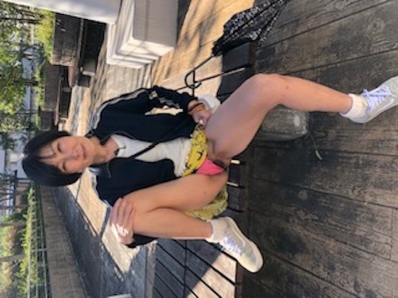 Yellow skirt and pink panties outdoors 野外で黄色のスカートとピンクのパンティー