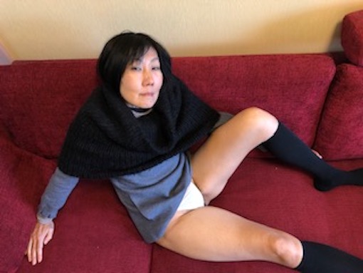 Posing on the sofa&nbsp;ソファでポーズ