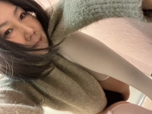 White Stockings and Black Panties 白いストッキングと黒いパンティー