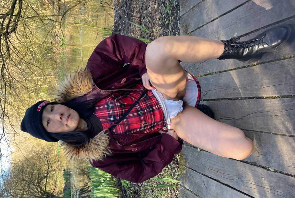 Morning Walk and Panties Showing&nbsp;朝の散歩とパンティー露出